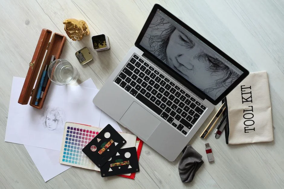 Gros plan sur un smartphone affichant une image floue, posé sur un bureau à côté d’un ordinateur portable.
