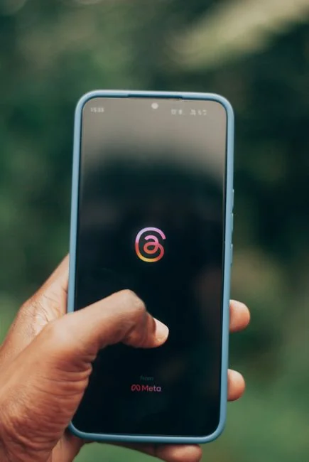 Tablette et smartphone modernes affichant du contenu web sur une surface réfléchissante, mettant en avant la technologie et la connectivité.